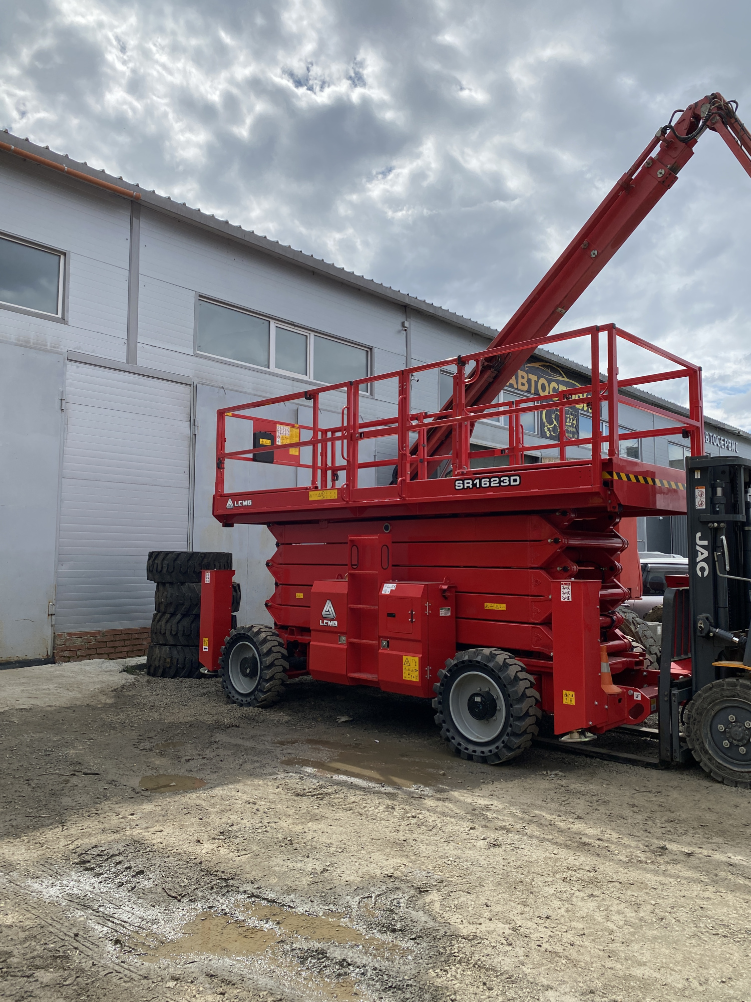 Ножничный дизельный подъемник LGMG SR1623D